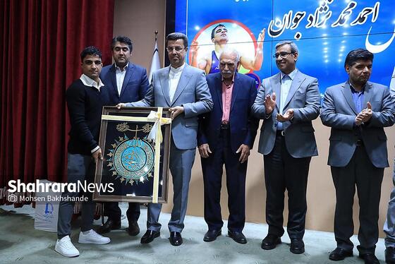 گزارش تصویری | مراسم تجلیل از احمد جوان نایب قهرمان مسابقات کشتی آزاد قهرمانی جهان در زاگرب