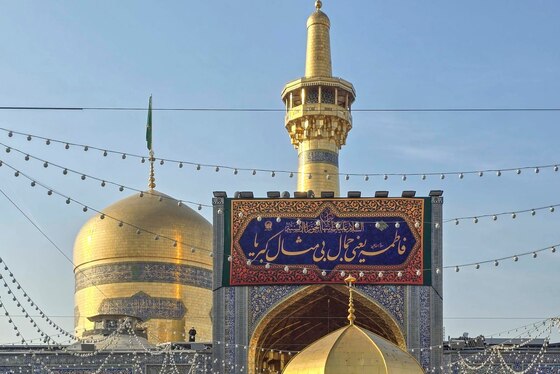 گزارش تصویری | نصب کتیبه‌های ولادت حضرت زهرا(س) در حرم امام‌رضا(ع)