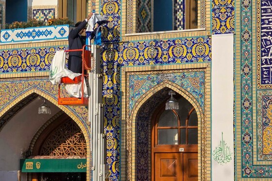گزارش تصویری | نصب کتیبه‌های ولادت حضرت زهرا(س) در حرم امام‌رضا(ع)