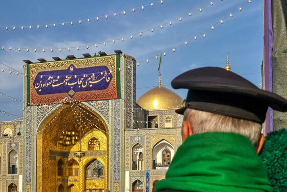 گزارش تصویری | نصب کتیبه‌های ولادت حضرت زهرا(س) در حرم امام‌رضا(ع)