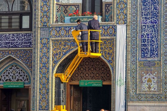 گزارش تصویری | نصب کتیبه‌های ولادت حضرت زهرا(س) در حرم امام‌رضا(ع)