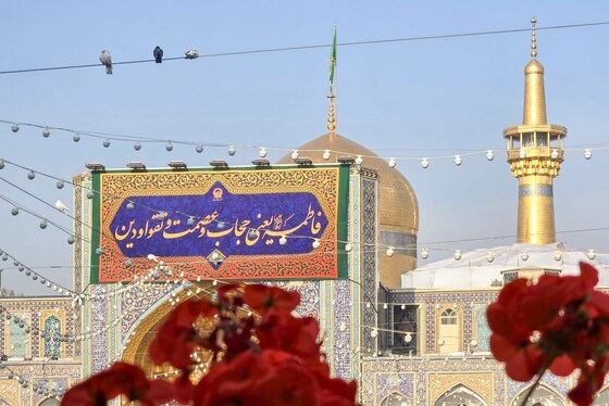 گزارش تصویری | نصب کتیبه‌های ولادت حضرت زهرا(س) در حرم امام‌رضا(ع)