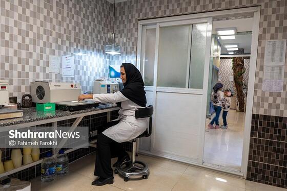 مینا راعی فرد ، 37 ساله، تکنسین آزمایشگاه با دستگاههای تخصصی مشغول به کار است.