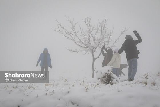 گزارش تصویری | شادی مردم مشهد از بارش برف پاییزی (۲۸ آذر ۱۴۰۴)