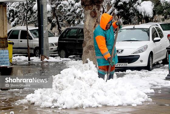 گزارش تصویری | خدمات‌دهی نیروهای شهرداری مشهد در روزهای برفی