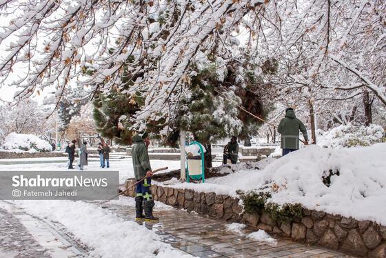 گزارش تصویری | خدمات‌دهی نیروهای شهرداری مشهد در روزهای برفی