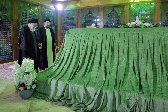 گزارش تصویری | حضور حضرت آیت‌الله خامنه‌ای در حرم مطهر حضرت امام‌خمینی (ره) در آستانه دهه فجر (۱۱ بهمن ۱۴۰۴)