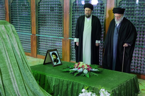 گزارش تصویری | حضور حضرت آیت‌الله خامنه‌ای در حرم مطهر حضرت امام‌خمینی (ره) در آستانه دهه فجر (۱۱ بهمن ۱۴۰۴)
