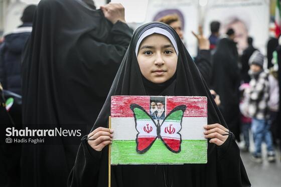 گزارش تصویری |نسل امروز، قلم به دست؛ راهپیمایی ۲۲ بهمن به روایت دست‌های کوچک و آرزوهای بزرگ