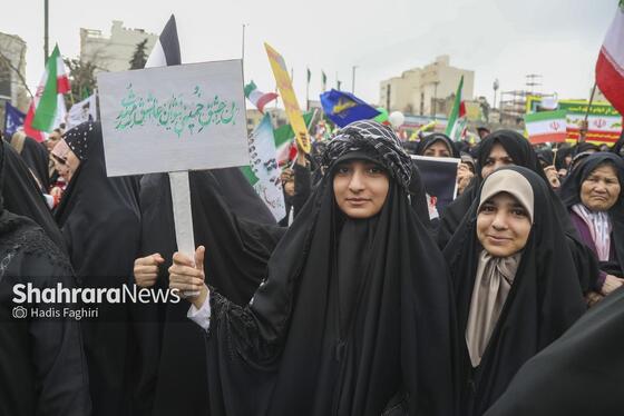 گزارش تصویری |نسل امروز، قلم به دست؛ راهپیمایی ۲۲ بهمن به روایت دست‌های کوچک و آرزوهای بزرگ