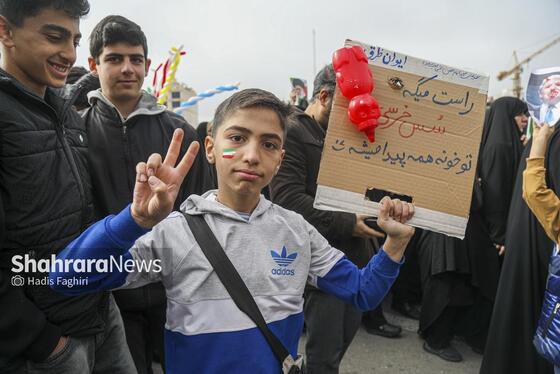 گزارش تصویری |نسل امروز، قلم به دست؛ راهپیمایی ۲۲ بهمن به روایت دست‌های کوچک و آرزوهای بزرگ
