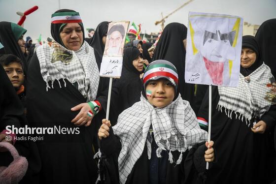 گزارش تصویری |نسل امروز، قلم به دست؛ راهپیمایی ۲۲ بهمن به روایت دست‌های کوچک و آرزوهای بزرگ