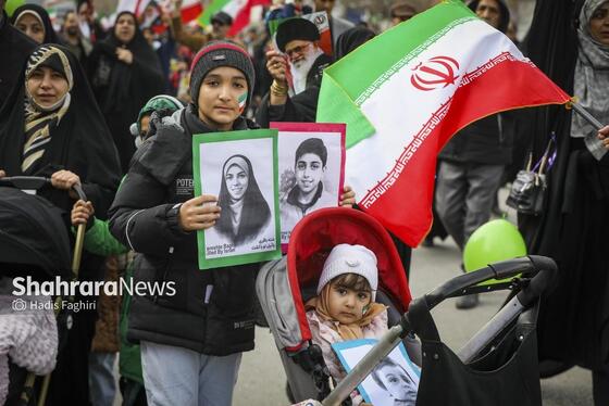 گزارش تصویری |نسل امروز، قلم به دست؛ راهپیمایی ۲۲ بهمن به روایت دست‌های کوچک و آرزوهای بزرگ