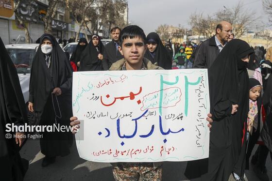 گزارش تصویری |نسل امروز، قلم به دست؛ راهپیمایی ۲۲ بهمن به روایت دست‌های کوچک و آرزوهای بزرگ