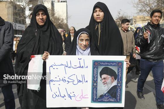 گزارش تصویری |نسل امروز، قلم به دست؛ راهپیمایی ۲۲ بهمن به روایت دست‌های کوچک و آرزوهای بزرگ