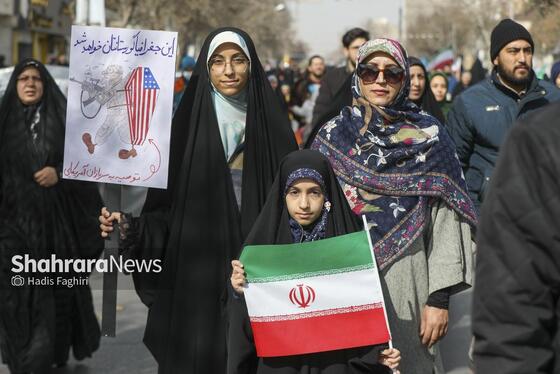 گزارش تصویری |نسل امروز، قلم به دست؛ راهپیمایی ۲۲ بهمن به روایت دست‌های کوچک و آرزوهای بزرگ