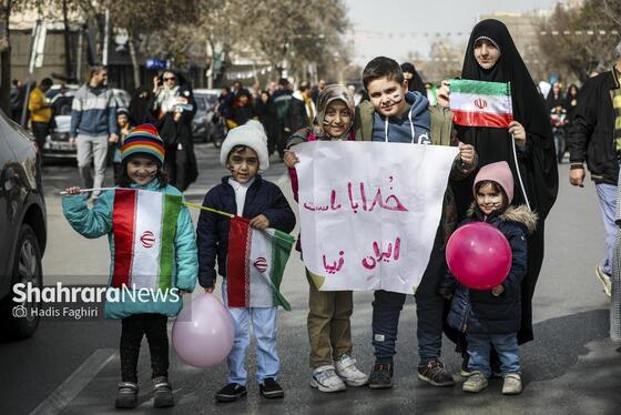 گزارش تصویری |نسل امروز، قلم به دست؛ راهپیمایی ۲۲ بهمن به روایت دست‌های کوچک و آرزوهای بزرگ