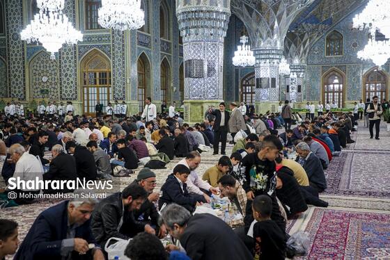 گزارش تصویری | ضیافت افطار در حرم مطهر رضوی