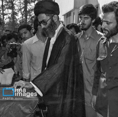 گزارش تصویری | رهبر انقلاب در دوران تصدی شورای عالی دفاع ملی (۱۳۶۰ - ۱۳۵۸)