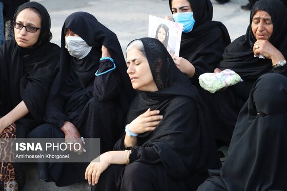 گزارش تصویری | مراسم تشییع پیکر پاک دانش‌آموزان دختر شهید مدرسه در میناب
