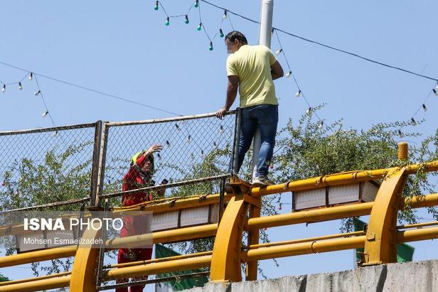 اقدام به خودکشی در میدان آزادی مشهد + تصاویر