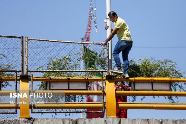 اقدام به خودکشی در میدان آزادی مشهد + تصاویر