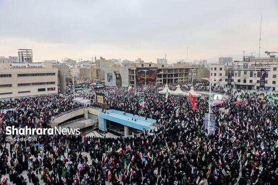 گزارش تصویری | حضور پرشور و باشکوه مردم برای بیعت با سومین رهبر انقلاب اسلامی در میدان شهدا مشهد