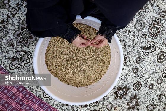 گزارش تصویری | بانوان مشهدی برای مردم حاضر در خیابان ها غذای نذری می پزند