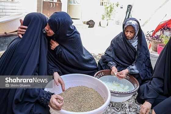 گزارش تصویری | بانوان مشهدی برای مردم حاضر در خیابان ها غذای نذری می پزند