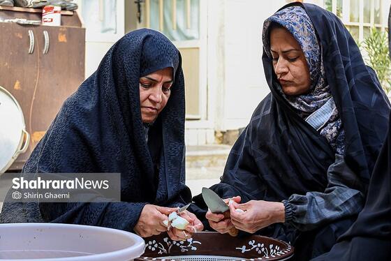 گزارش تصویری | بانوان مشهدی برای مردم حاضر در خیابان ها غذای نذری می پزند