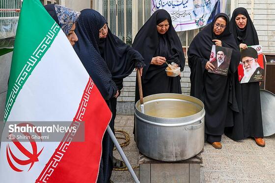 گزارش تصویری | بانوان مشهدی برای مردم حاضر در خیابان ها غذای نذری می پزند