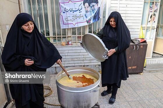 گزارش تصویری | بانوان مشهدی برای مردم حاضر در خیابان ها غذای نذری می پزند