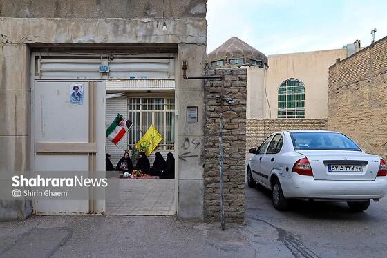 گزارش تصویری | بانوان مشهدی برای مردم حاضر در خیابان ها غذای نذری می پزند