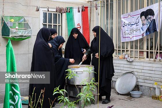 گزارش تصویری | بانوان مشهدی برای مردم حاضر در خیابان ها غذای نذری می پزند