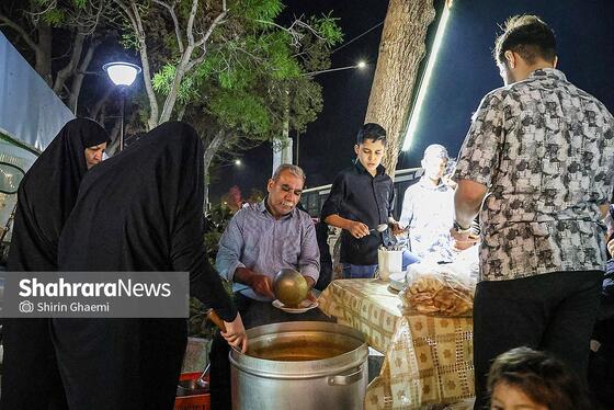 گزارش تصویری | بانوان مشهدی برای مردم حاضر در خیابان ها غذای نذری می پزند