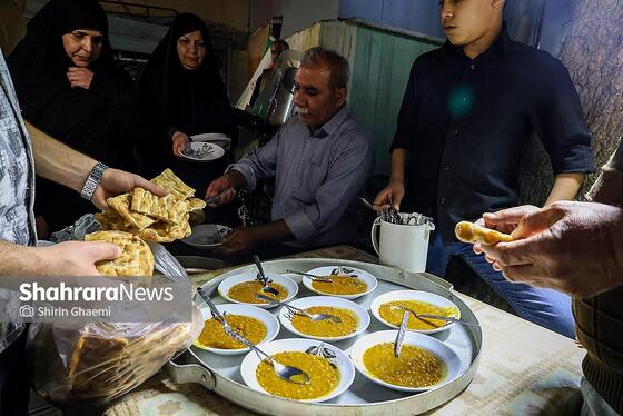 گزارش تصویری | بانوان مشهدی برای مردم حاضر در خیابان ها غذای نذری می پزند