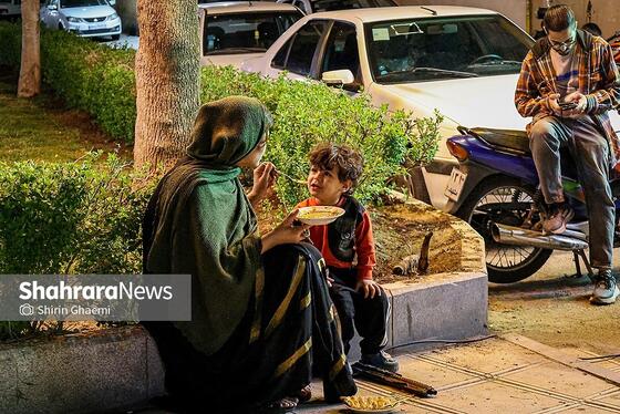 گزارش تصویری | بانوان مشهدی برای مردم حاضر در خیابان ها غذای نذری می پزند