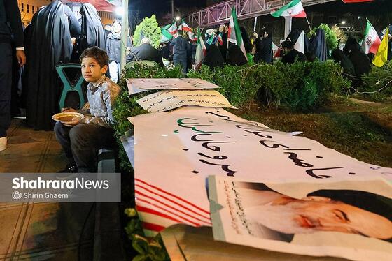گزارش تصویری | بانوان مشهدی برای مردم حاضر در خیابان ها غذای نذری می پزند