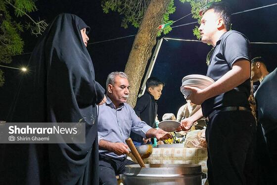 گزارش تصویری | بانوان مشهدی برای مردم حاضر در خیابان ها غذای نذری می پزند