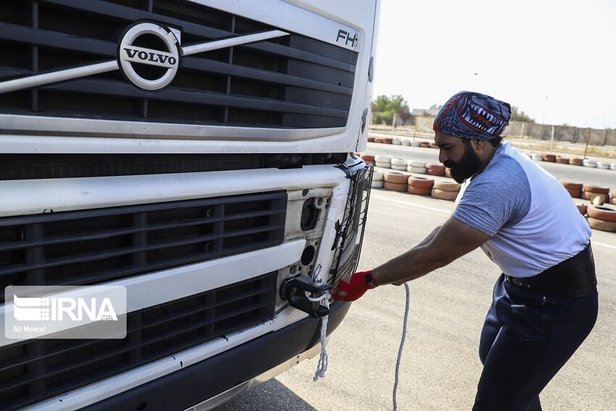 ثبت رکورد جهانی کشیدن کامیون با دندان توسط برادر و خواهر خوزستانی + تصاویر