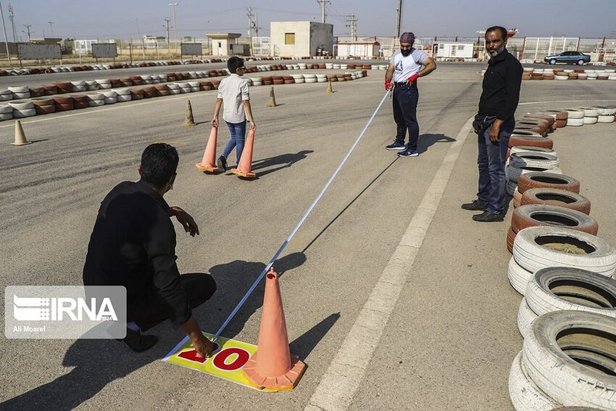 ثبت رکورد جهانی کشیدن کامیون با دندان توسط برادر و خواهر خوزستانی + تصاویر