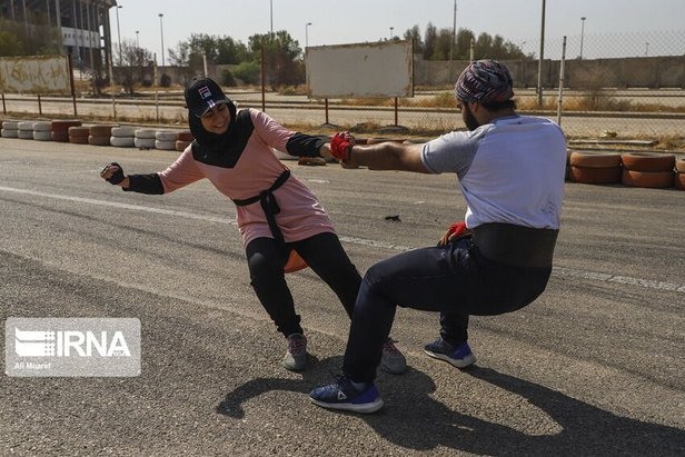 ثبت رکورد جهانی کشیدن کامیون با دندان توسط برادر و خواهر خوزستانی + تصاویر