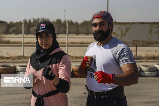 ثبت رکورد جهانی کشیدن کامیون با دندان توسط برادر و خواهر خوزستانی + تصاویر