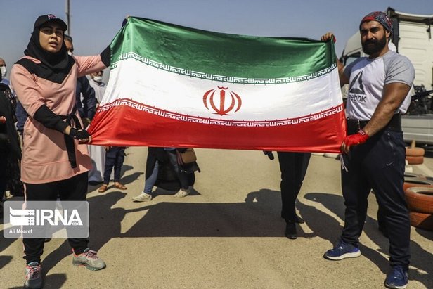 ثبت رکورد جهانی کشیدن کامیون با دندان توسط برادر و خواهر خوزستانی + تصاویر