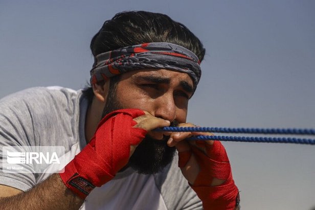 ثبت رکورد جهانی کشیدن کامیون با دندان توسط برادر و خواهر خوزستانی + تصاویر