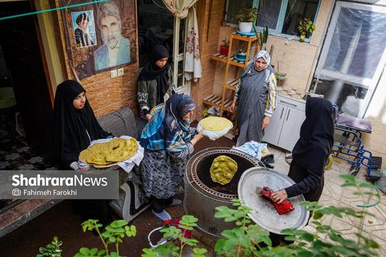 همه خانم های فامیل برای پختن نان  بسیج شدند