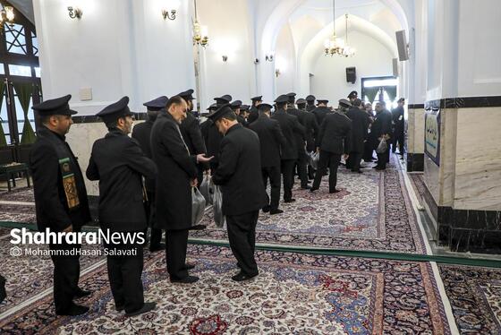 خادمان در حال گروه بندی برای حضور در گلدسته های مختلف حرم آماده می شوند.