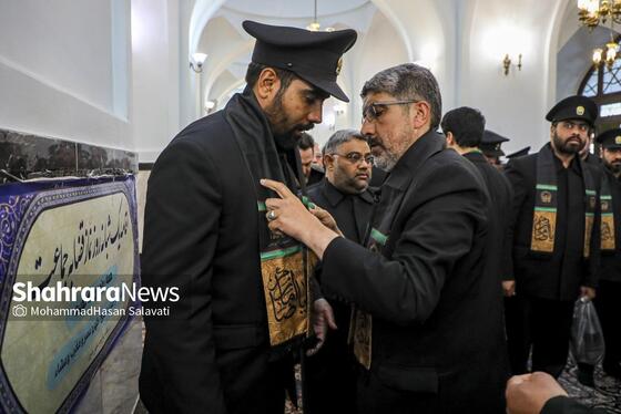 خادمان حرم با لباس خدمت در این آیین حضور می‌یابند.