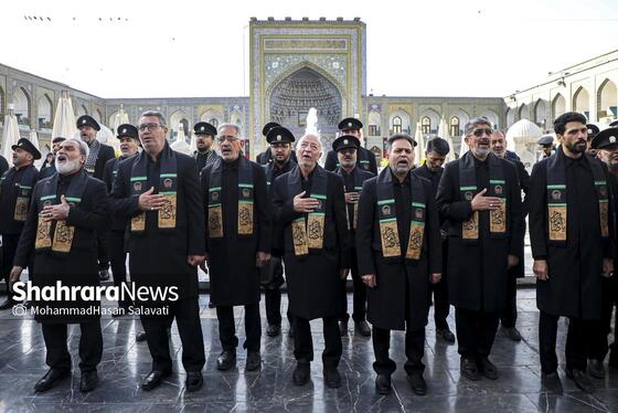 خادمان در حال اذن گرفتن از امام رضا(ع) برای شروع این آیین هستند