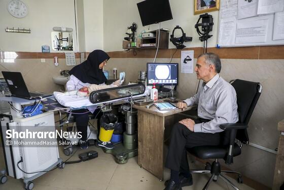 کادر درمان، نوزادان را برای آغاز فرآیند غربالگری آماده می‌کند.